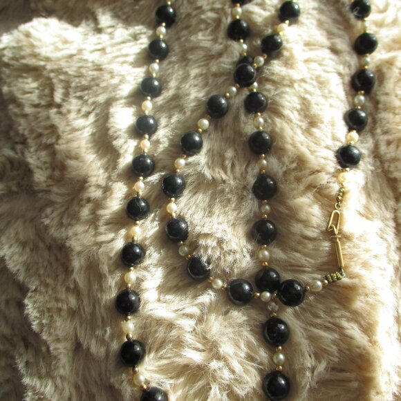 Black Jade and Pearl Gold Beaded Vintage Necklace - Picture 2 of 3